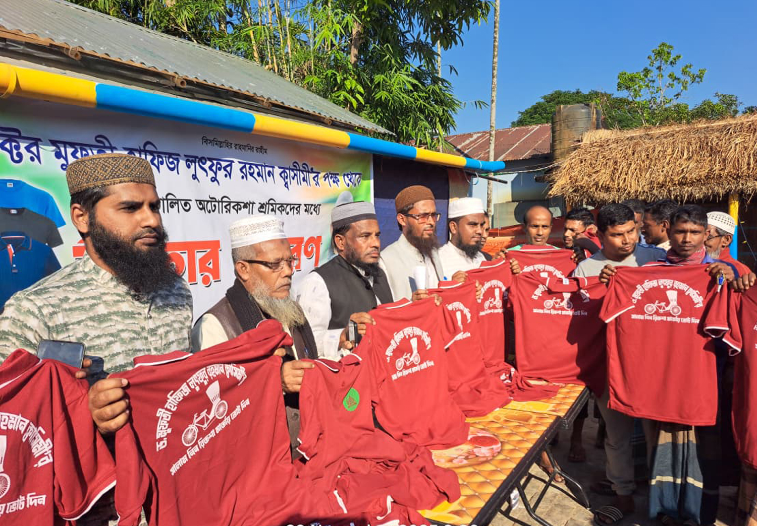 বিশ্বনাথে ড. লুৎফুর রহমান ক্বাসীমীর মানবিক উদ্যোগ: দুই শতাধিক ইজিবাইক ও অটোরিকশা চালকের মাঝে শীতবস্ত্র উপহার বিতরণ