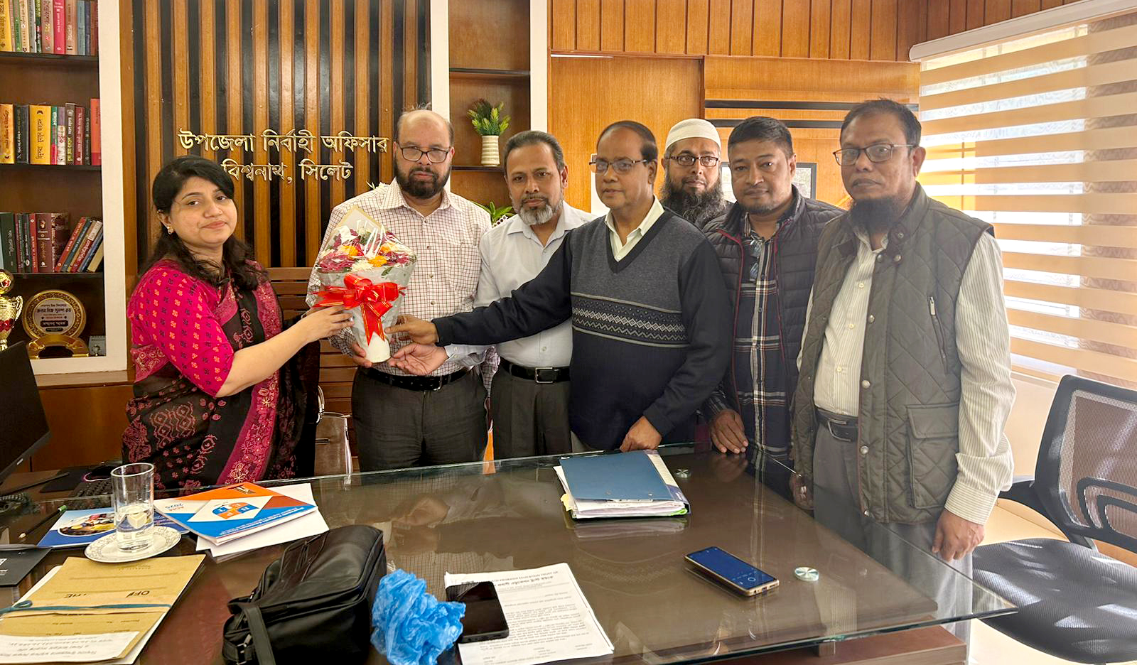 নবাগত ইউএনও উম্মে কুলসুম রুবি’কে বিশ্বনাথ প্রবাসী এডুকেশন ট্রাস্টের ফুলেল শুভেচ্ছা