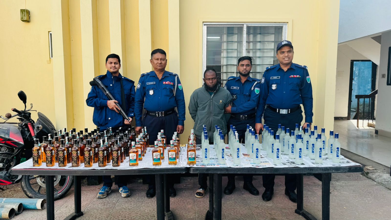 বিশ্বনাথ থানা পুলিশের বিশেষ অভিযানে বিপুল পরিমাণ ভারতীয় মদ উদ্ধার, মাদক কারবারি গ্রেপ্তার