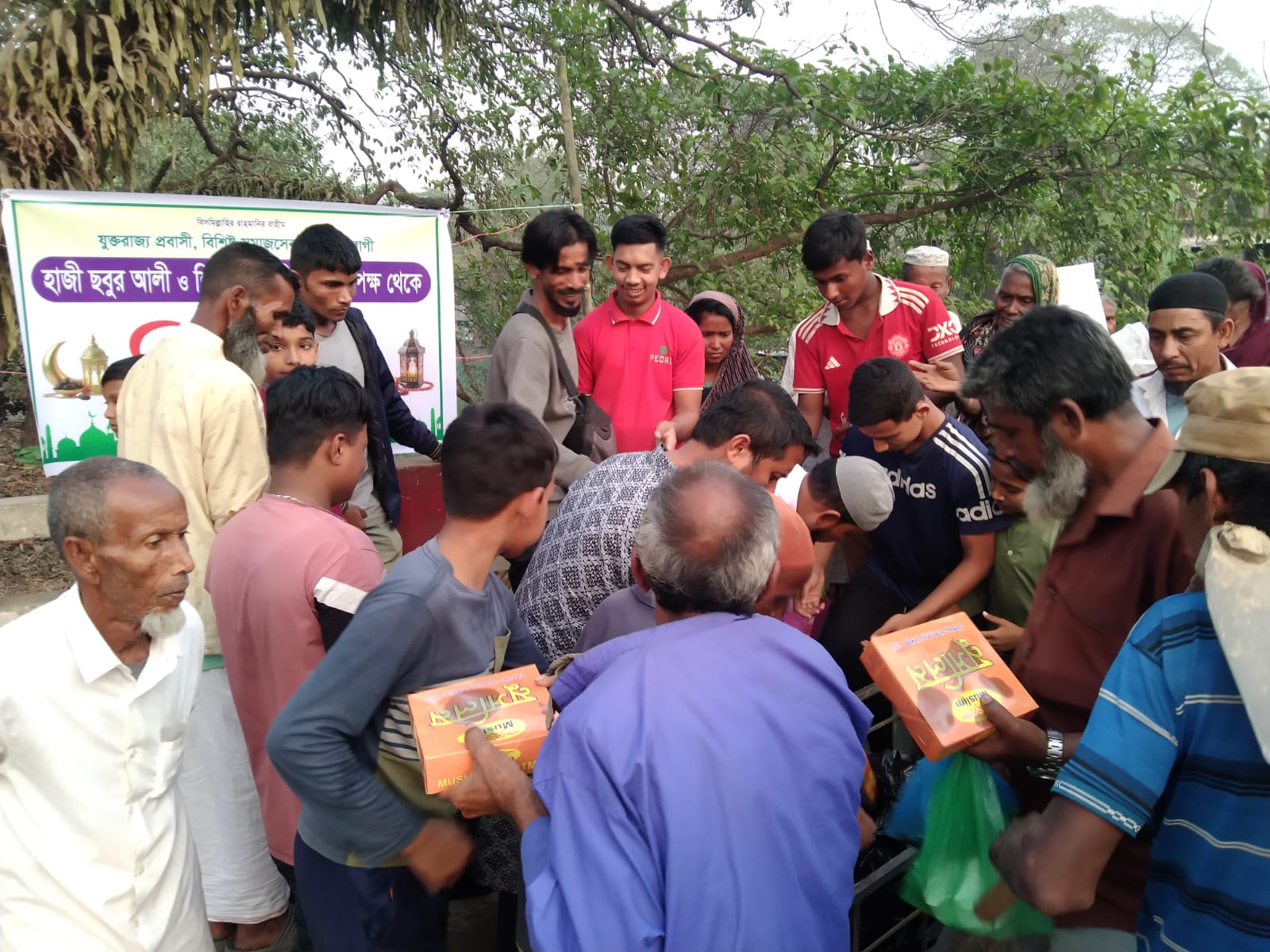 বিশ্বনাথে প্রবাসী দম্পতির উদ্যোগে অসহায় মানুষের মাঝে রান্না করা ইফতার বিতরণ