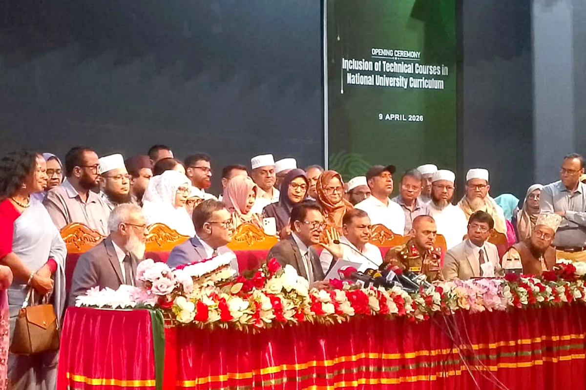 শিক্ষা ব্যবস্থায় নতুন মাত্রা: অনলাইন-অফলাইন ক্লাসের সমন্বয়ে পাইলট প্রকল্প শুরু