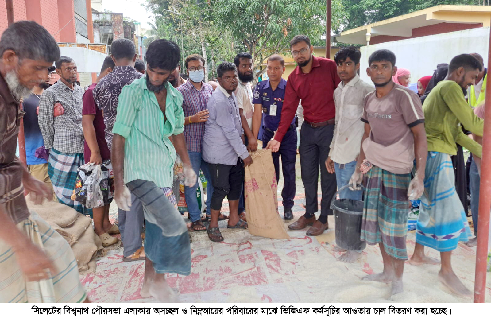 পবিত্র ঈদুল আযহা  উপলক্ষে বিশ্বনাথ পৌর সভায় ভিজিএফের চাল বিতরণ
