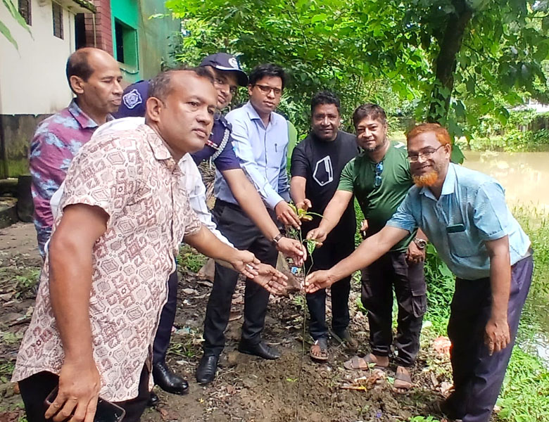 প্রধানমন্ত্রীর নির্দেশনায় বিশ্বনাথ মডেল সরকারি প্রাথমিক বিদ্যালয়ে তিনটি ঔষধি গাছ রোপণ
