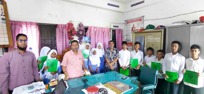 আলহাজ্ব মোক্তার আলী ফাউন্ডেশনের উদ্যোগে তাহির আলী উচ্চ বিদ্যালয়ে শিক্ষা উপকরণ বিতরণ