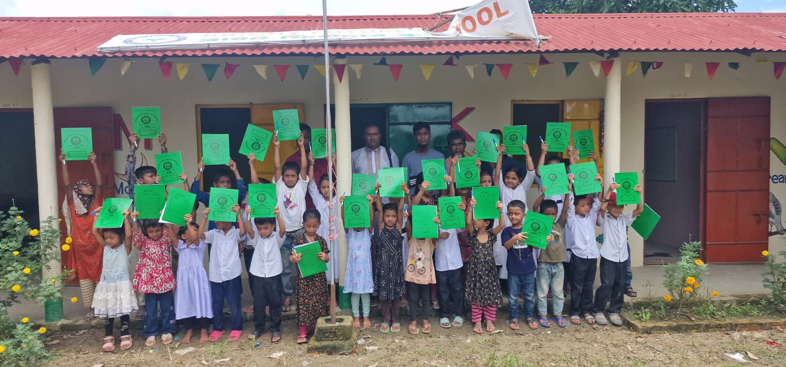 বিশ্বনাথে ব্রাইট ফিউচার স্কুলের শিক্ষার্থীদের মাঝে খাতা-কলম বিতরণ
