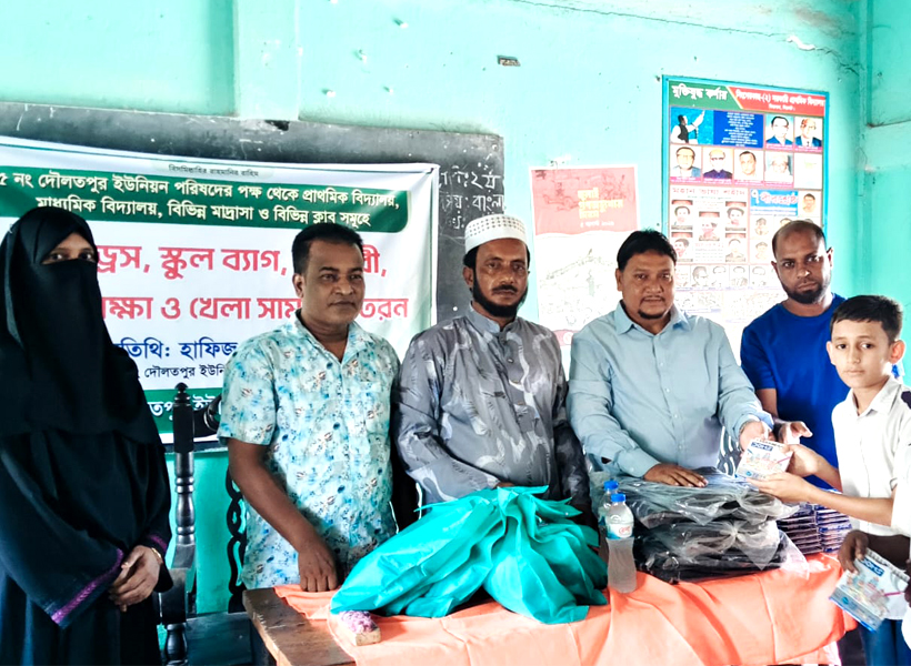 বিশ্বনাথে হাফিজ আরব খানের উদ্যোগে প্রাথমিক বিদ্যালয়ে শিক্ষা সামগ্রী বিতরণ