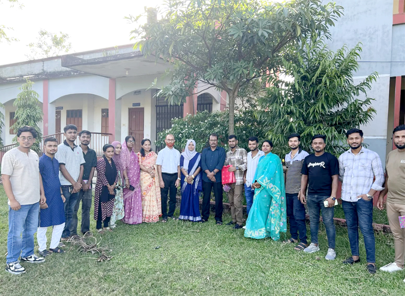 কলেজ ক্যাম্পাসে প্রাক্তন শিক্ষার্থী ও ‍শিক্ষকবৃন্দ
